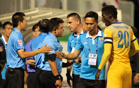 Video: Trọng tài bẻ còi, không công nhận bàn thắng của HAGL