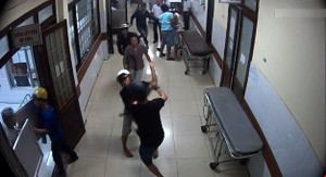 2 băng nhóm truy sát trong bệnh viện