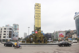 Cận cảnh cột đồng hồ 35 tỷ đồng giữa Hạ Long