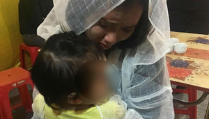 Đang chở con nhỏ, bố bị nhóm giang hồ đâm chết: Cha lấy thân mình che cho con nhát dao của kẻ thủ ác