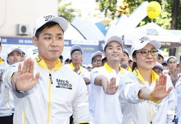 Dương Tử Quỳnh được MC Nguyên Khang hướng dẫn nhảy Flasmob