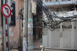 Hãi hùng cảnh người dân sống dưới 'thòng lọng viễn thông' ở Sài Gòn