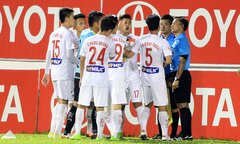 Một 'rổ' tai tiếng của trọng tài làm nát trận HAGL vs FLC Thanh Hóa