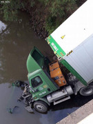 Phóng nhanh, xe đầu kéo mất lái lao thẳng xuống sông