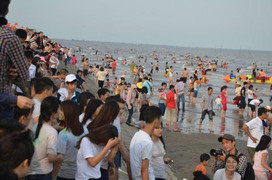 Quất Lâm lắp camera, khách du lịch đeo khẩu trang, che biển số