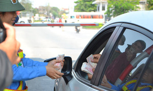 Trạm thu phí xả cổng tránh ùn tắc do dân dùng tiền lẻ mua vé