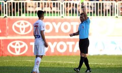Hậu vệ HAGL không tin vào mắt mình khi bị trọng tài đuổi khỏi sân