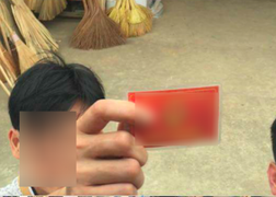 Va chạm giao thông, người đàn ông rút thẻ đỏ đe dọa lái xe