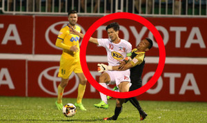 Video: Công Phượng mất phạt đền, Văn Toàn bị ôm chân trong vòng cấm