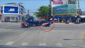 Xe máy ôm cua tốc độ cao, gây tai nạn liên hoàn giữa ngã tư