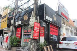 Các cửa hàng Apple 'chui' đồng loạt tháo biển sau 'tối hậu thư'