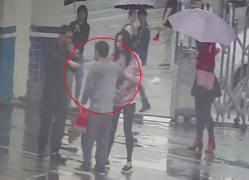 Cướp điện thoại rồi chạy thẳng vào đồn cảnh sát, tên cướp bị bắt sau 10 giây