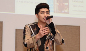 Noo Phước Thịnh chiều fan hết mực khiến khán giả Singapore ‘bấn loạn’