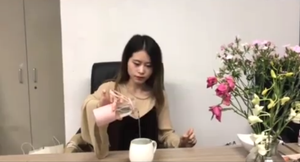 'Thánh ăn công sở' tái xuất với màn làm kẹo bông bằng máy khoan