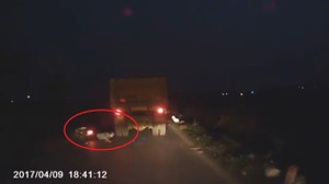 Vượt ẩu, nam thanh niên thoát chết trong gang tấc dưới gầm xe tải