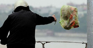 Video: Tuyệt không thấy thùng rác trên vỉa hè Thủ đô, bảo sao dân không ở bẩn?