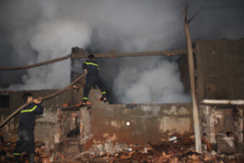 Trắng đêm dập lửa trong xưởng gỗ ở Đắk Nông