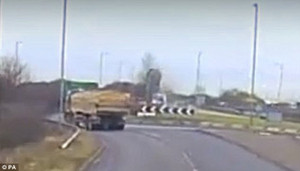 Mẹ say xỉn gây tai nạn, bé 20 tháng tuổi may mắn thoát chết