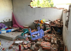 Video: 20 tên côn đồ xông tới đập phá tan hoang dãy phòng trọ ở Sài Gòn