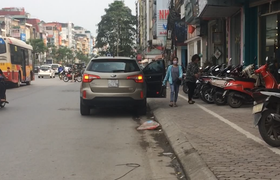 Video: Sợ bị cẩu xe, tài xế đồng loạt dùng cách này để 'lách luật'