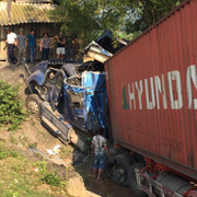 Xe container lao xuống vực, tài xế và phụ xe thoát chết trong gang tấc