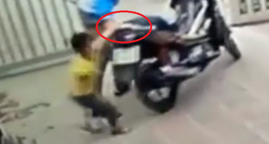 Video: Bé trai giằng co với tên trộm xe máy