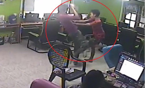 Bị rắn cắn bất ngờ, nam thanh niên giãy giụa trong quán điện tử