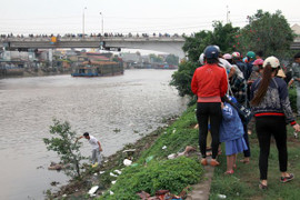 Thi thể người đàn ông trôi sông ở Hải Phòng