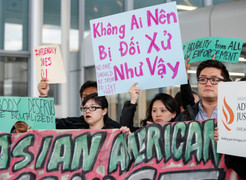 Người Mỹ gốc Việt biểu tình phản đối United Airlines