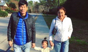 Thân thế bác sỹ gốc Việt bị lôi kéo đến đổ máu trên máy bay United Airlines