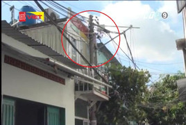 TP.HCM: Cột điện nằm cách cửa nhà 5 cm, dân thấp thỏm sợ cháy nổ