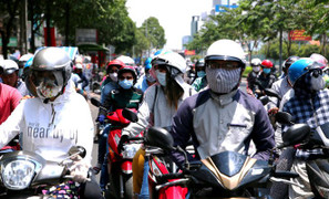 TP.HCM: Người dân và du khách mệt mỏi vì nắng nóng