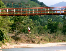 Video: Thót tim học sinh đua nhau nhảy cầu cao 25m xuống sông tắm