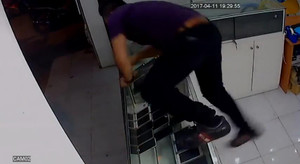 Chủ quán nhanh như cắt phi thân qua tủ kính, đuổi theo tên cướp điện thoại