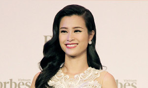 Đông Nhi lộng lẫy nhận giải top '50 người phụ nữ ảnh hưởng nhất Việt Nam’