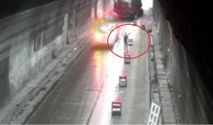 Xuống xe cảnh báo tai nạn trong hầm, người đàn ông bị ô tô đâm chết