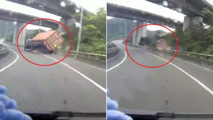 Kinh hãi khoảnh khắc container lật nhào, rơi khỏi cầu vượt khi ôm cua