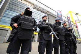 Lính bắn tỉa, máy bay trực thăng bảo vệ trận Anderlecht vs MU