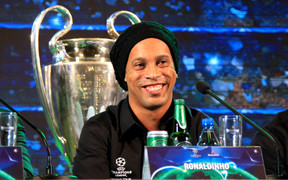 Ronaldinho ngỏ lời yêu Việt Nam, tin Barca sẽ làm nên điều kỳ diệu