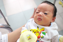 'Thiên thần mắt xanh' kỳ lạ chào đời ở Đồng Nai