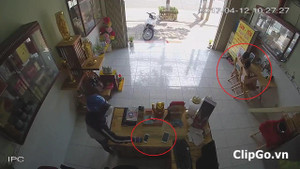 2 bé gái mải chơi iPad, nữ quái vào nhà cuỗm điện thoại trong nháy mắt