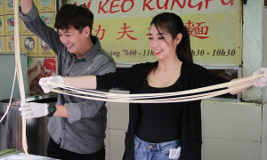 Cặp đôi Ngô Kiến Huy, Khổng Tú Quỳnh trổ tài kéo mì Kungfu