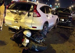 Ô tô đi ngược chiều gây tai nạn liên hoàn trên phố Hà Nội