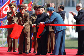 Video, ảnh: Ông Kim Jong-un cắt băng khánh thành khu phố tráng lệ, hiện đại nhất Triều Tiên