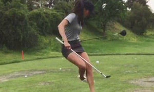 Video: Đá bóng và đánh golf cùng lúc, cô gái New Zealand thành hiện tượng mạng xã hội