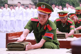 Sinh viên cảnh sát xếp chăn vuông vắn, biểu diễn võ thuật điêu luyện