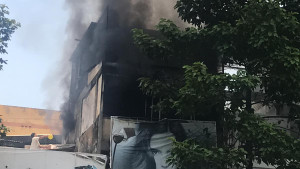 Lửa bao vây tiệm tóc giữa Sài Gòn