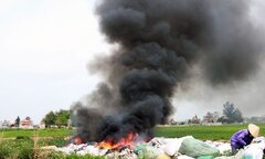 Ảnh: Người chết 'sống chung' với rác thải hôi thối ở Hải Phòng