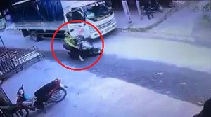 Xe tải mở cửa bất cẩn, người đi xe máy ngã văng ra đường