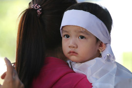 Cảnh sát giao thông bị xe tải cán qua người: Con gái nhỏ ngơ ngác tìm bố tại đám tang